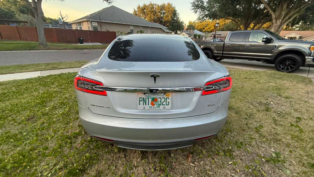 2014 Tesla Model S thumbnail 8