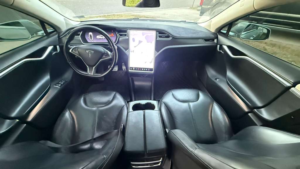 2014 Tesla Model S thumbnail 16