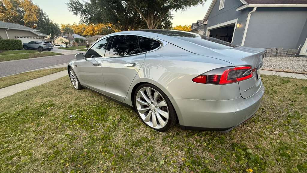 2014 Tesla Model S thumbnail 7