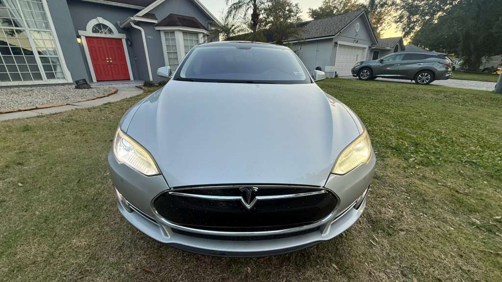 2014 Tesla Model S thumbnail 2