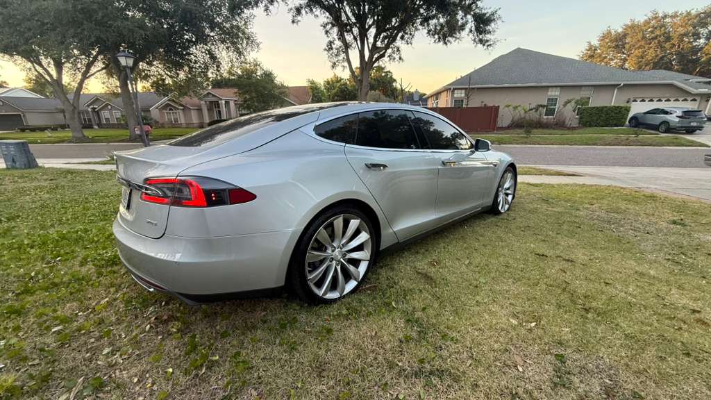 2014 Tesla Model S thumbnail 6
