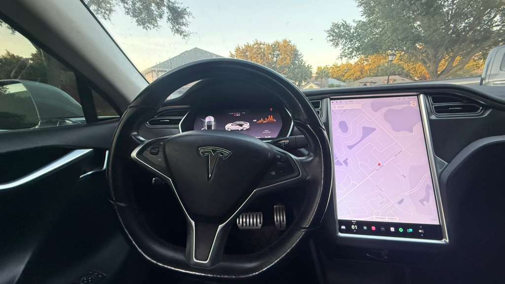2014 Tesla Model S thumbnail 15