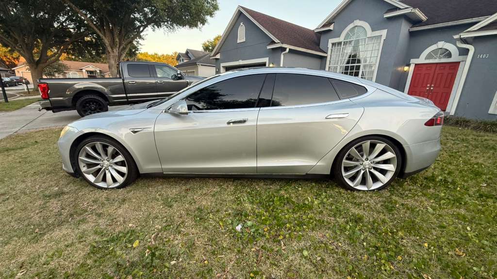 2014 Tesla Model S thumbnail 4